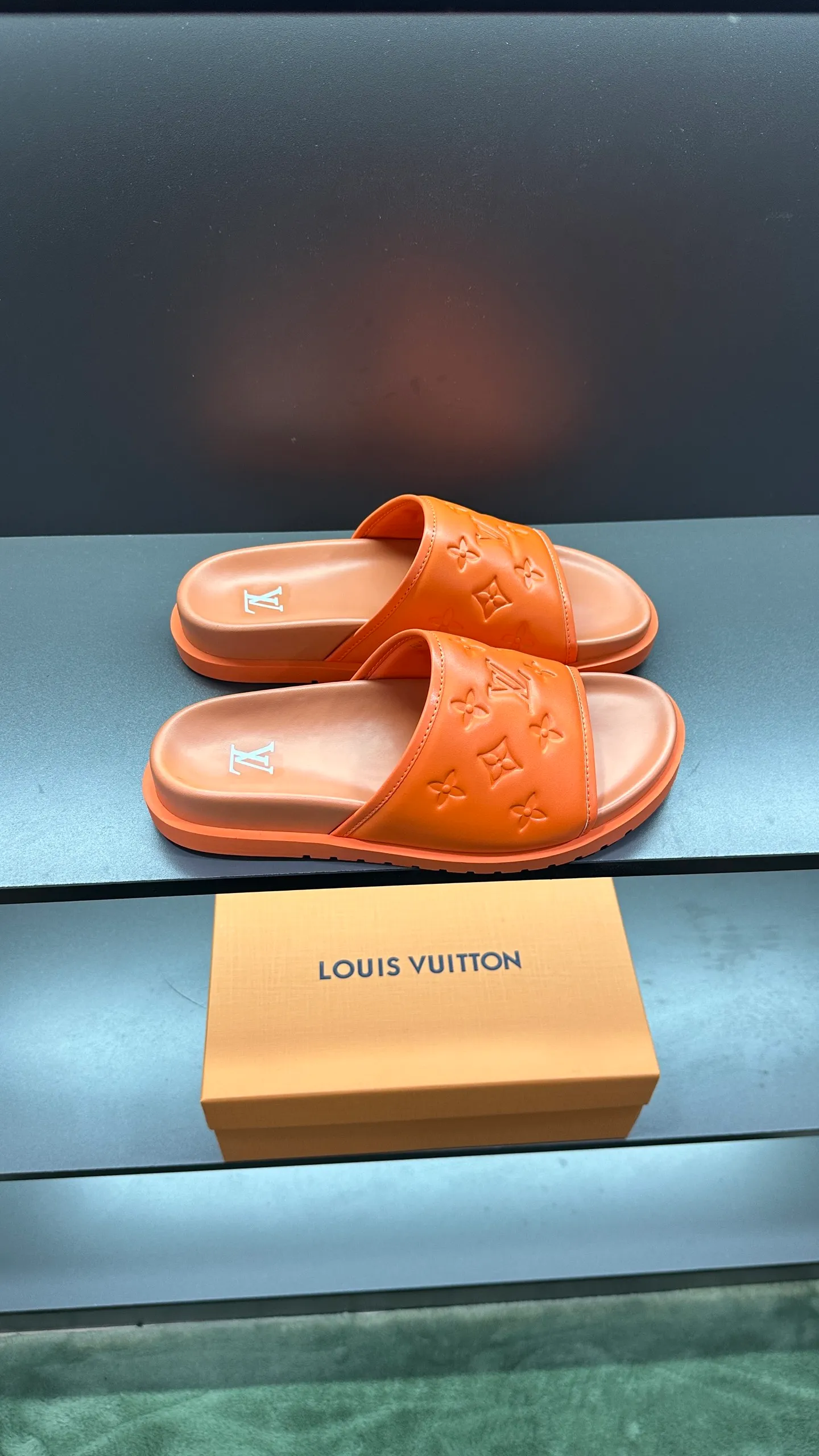 [L Home] P: 300💰Size: 38-45 Top purchasing lv men's summer slippers, classic presbyopia with soft real leather lining, unique color splicing effect, distinctive personality, fashionable and trendy essential style, light and comfortable. Lightweight and tough rubber insole, micro ridged foam outsole, super comfortable!